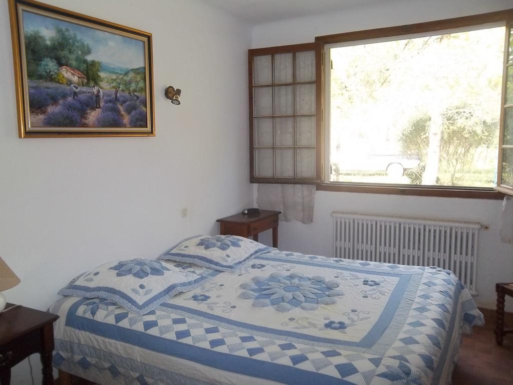 רושפור-דו-גאר B&B Le Petit Frigouye חדר תמונה